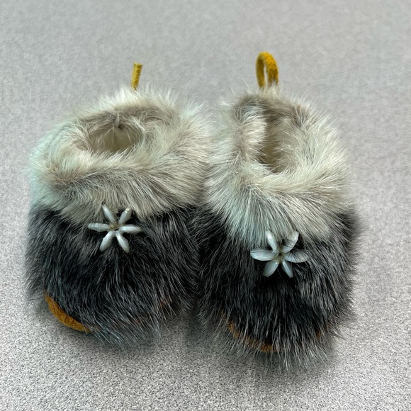Seal Fur Snowflake Baby moccasins - Picture 1 of 9
